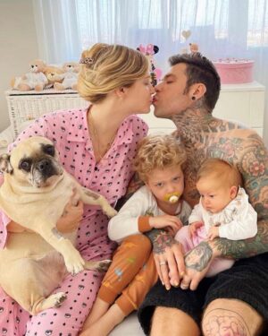 Fedez Instagram - Sei stata parte della nostra famiglia e forse qualcosa di più. 
Inconsapevolmente sei stata il motivo per cui io e la mamma ci siamo conosciuti, “il cane di Chiara Ferragni ha il papillon di Vuitton” e così quasi per gioco sei sempre stata al nostro fianco in questi 7 anni.
Eri con noi quando è nato Leo, eri con noi quando è nata Vittoria. Tu eri noi.
Il nostro ultimo abbraccio alla nostra prima bimba.
Ciao Mati, ci manchi già ❤️