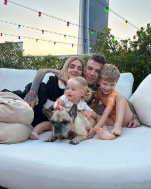 Fedez Instagram - Sei stata parte della nostra famiglia e forse qualcosa di più. 
Inconsapevolmente sei stata il motivo per cui io e la mamma ci siamo conosciuti, “il cane di Chiara Ferragni ha il papillon di Vuitton” e così quasi per gioco sei sempre stata al nostro fianco in questi 7 anni.
Eri con noi quando è nato Leo, eri con noi quando è nata Vittoria. Tu eri noi.
Il nostro ultimo abbraccio alla nostra prima bimba.
Ciao Mati, ci manchi già ❤️