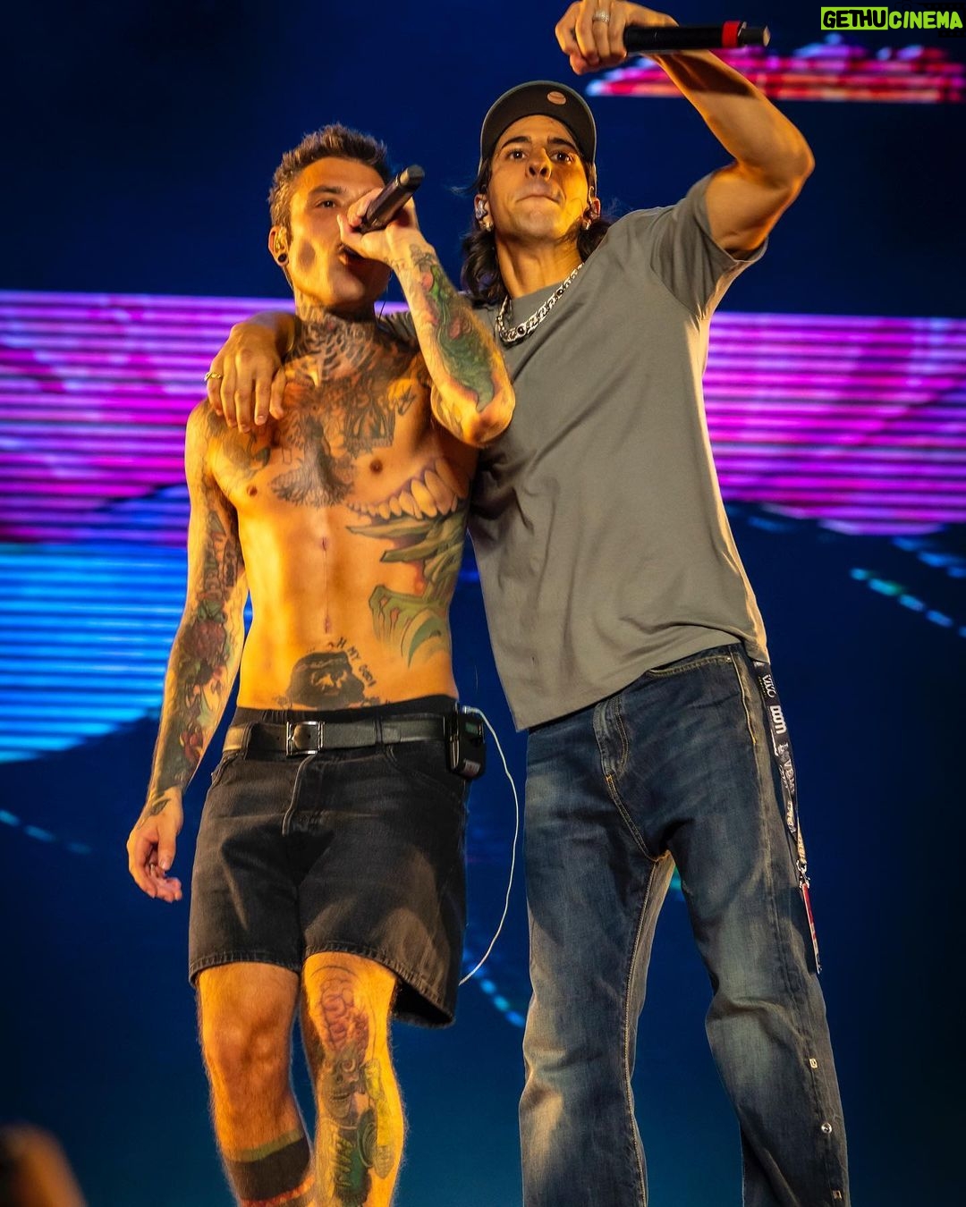 Fedez Instagram - Grazie di cuore per chi c’era, per chi ci ha seguito in tv e per chi ha contribuito ad aiutare tanti bambini che stanno affrontando un momento difficile della loro vita. Grazie a tutti gli artisti che hanno partecipato e grazie Milano, vi voglio bene ❤️ Federico Duomo di Milano - Milan Cathedral