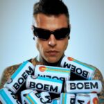 Fedez Instagram – È nato @drinkboem 
Il nostro Hard Seltzer, @thelazzinho 
Dopo un anno di assaggi e brainstorming per creare un prodotto innovativo e fresco, ci siamo. 
BOEM è un drink in lattina, leggermente alcolico e con poche calorie, orgogliosamente made in Italy.
Il primo gusto che lanceremo a Giugno è zenzero. 

Seguiteci sulla pagina @drinkboem per non perdere nessun aggiornamento.
COMING SOON #DRINKBOEM

Prodotto vietato ai minori di 18 anni. Bevi responsabilmente.