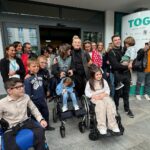 Fedez Instagram - Ricordo la prima volta che andai a far visita ai bambini e alle bambine del centro Tog, conoscere famiglie disposte a viaggiare centinaia di chilometri per regalare un futuro ai proprio figli verso un luogo fatto di speranza ma anche di tanta gioia. Fino a ieri il Centro Tog poteva prendersi cura di un centinaio di bambini con problematiche neurologie complesse, ebbene da oggi grazie all’inaugurazione del nuovo centro tutti i bambini che fino ad oggi erano in lista d’attesta potranno essere accolti senza problemi. Sono emozionato, orgoglioso e tanto tanto grato di aver dedicato un anno e mezzo a questa causa. È stato il primo grande obbiettivo della Fondazione Fedez: raccogliere fondi e far conoscere la realtà di Tog a tutta Italia. Felice di essere riuscito a donare quasi 600 mila euro a questa inestimabile realtà, felice di aver visto nascere da un cumulo di macerie il nuovo centro Tog che ad oggi non solo riuscirà ad aiutare più bambini ma fornirà cure e servizi all’avanguardia in cui non esistono eguali in tutta Europa. Guardo la targa di ringraziamento alla Fondazione Fedez e mi sento di ringraziare io Antonia e tutto lo staff di Tog per avermi arricchito umanamente e per avermi coinvolto in questa magica iniziativa. “La bellezza è analgesica” dice Antonia e io sottoscrivo. Chiunque abbia una patologia non deve essere privato della bellezza e il nuovo centro Tog è la cos’è più bella che la città di Milano potesse desiderare. Grazie ❤️ Milan, Italy