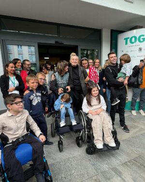 Fedez Instagram - Ricordo la prima volta che andai a far visita ai bambini e alle bambine del centro Tog, conoscere famiglie disposte a viaggiare centinaia di chilometri per regalare un futuro ai proprio figli verso un luogo fatto di speranza ma anche di tanta gioia.
Fino a ieri il Centro Tog poteva prendersi cura di un centinaio di bambini con problematiche neurologie complesse, ebbene da oggi grazie all’inaugurazione del nuovo centro tutti i bambini che fino ad oggi erano in lista d’attesta potranno essere accolti senza problemi.
Sono emozionato, orgoglioso e tanto tanto grato di aver dedicato un anno e mezzo a questa causa. 
È stato il primo grande obbiettivo della Fondazione Fedez: raccogliere fondi e far conoscere la realtà di Tog a tutta Italia.
Felice di essere riuscito a donare quasi 600 mila euro a questa inestimabile realtà, felice di aver visto nascere da un cumulo di macerie il nuovo centro Tog che ad oggi non solo riuscirà ad aiutare più bambini ma fornirà cure e servizi all’avanguardia in cui non esistono eguali in tutta Europa.
Guardo la targa di ringraziamento alla Fondazione Fedez e mi sento di ringraziare io Antonia e tutto lo staff di Tog per avermi arricchito umanamente e per avermi coinvolto in questa magica iniziativa.
“La bellezza è analgesica” dice Antonia e io sottoscrivo.
Chiunque abbia una patologia non deve essere privato della bellezza e il nuovo centro Tog è la cos’è più bella che la città di Milano potesse desiderare.
Grazie ❤️