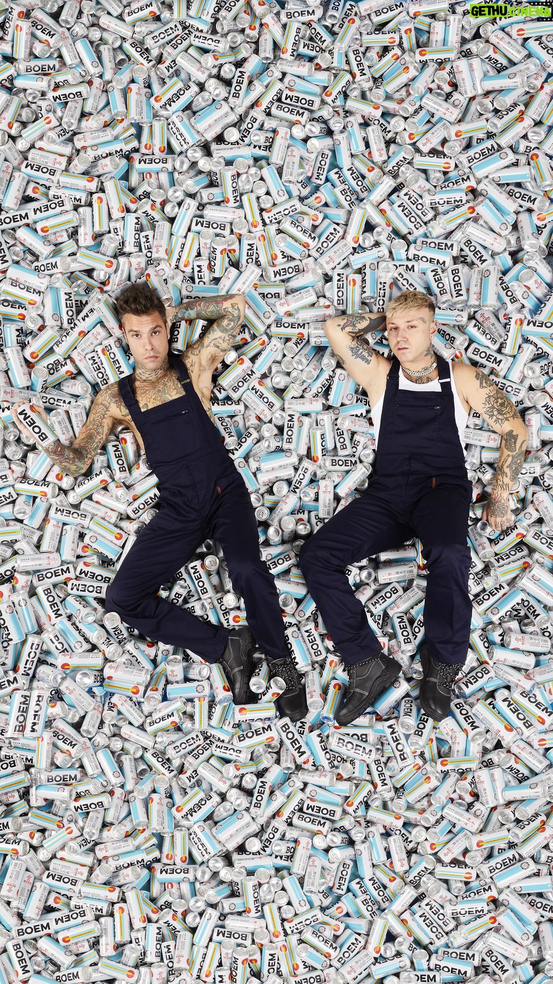 Fedez Instagram - Dal 19 ottobre al 10 dicembre, partecipa al concorso BOEM, in esclusiva da @esselunga! 🎉 Colleziona 5 lattine e potresti vincere un voucher da 100 mila euro! Con ogni lattina, hai anche la possibilità di vincere due biglietti per assistere a una partita del Milan a San Siro! Scopri come su drinkboem.com. Prodotto vietato ai minori di 18 anni. Bevi responsabilmente.