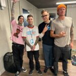 Fedez Instagram - I Blink 182 hanno rappresentato un’infinità di cose nella mia vita: sono stati il mio primo concerto in quinta elementare, sono stati la colonna sonora della mia adolescenza e il motivo per il quale ho iniziato a fare musica (ora sapete con chi prendervela 😅). Poi un giorno durante una diretta twitch di Mark, I miei fan gli scrivono e da quel momento inizia la nostra conoscenza fatta di sporadici messaggi su Instagram. A Giugno del 2021 Mark comunica di dover affrontare un linfoma al quarto stadio, mi si spezza il cuore e mai avrei immaginato di trovarmi in una situazione simile ad un anno di distanza. Prima di operarmi per il tumore al pancreas stringo fra le mani l’album di Enema of the State autografato da Mark, lui mi scrive costantemente per sapere come io stia. Si crea una sorta di legame fra di noi, forse perché inconsapevolmente sappiamo di essere due sopravvissuti. Ci conosciamo di persona qualche mese dopo l’operazione, ci salutiamo sapendo che a ottobre 2023 ci saremmo rivisti al loro concerto a Bologna. Purtroppo il 28 settembre vengo ricoverato e dimesso proprio il giorno del concerto, non sono nelle condizioni di poter uscire di casa. Il dottore mi fa una promessa però:” se i tuoi esami del sangue sono accettabili puoi andare al concerto dei Blink il giorno del tuo compleanno a Manchester”. Ed eccomi qua, di fronte al palco ad ascoltare Mark raccontare come questo tour lo abbia salvato dalla depressione della malattia, guardo mia moglie e le stringo la mano, abbiamo entrambi gli occhi lucidi perché sappiamo cosa significhi tutto questo. Un cerchio che si chiude, il compleanno più bello di sempre ❤️