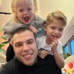 Fedez Instagram - L’anno scorso in questo esatto giorno mi trovarono un raro tumore al pancreas, ricordo nitidamente che la mia prima paura, ancora prima della morte, fu il pensiero che i miei figli avrebbero potuto non ricordarsi di me una volta diventati grandi. Oggi sono qua, dopo aver passato una bellissima giornata insieme a loro. Sono grato per tutto questo ❤️🙏🏻
