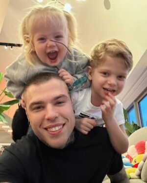 Fedez Instagram - L’anno scorso in questo esatto giorno mi trovarono un raro tumore al pancreas, ricordo nitidamente che la mia prima paura, ancora prima della morte, fu il pensiero che i miei figli avrebbero potuto non ricordarsi di me una volta diventati grandi.
Oggi sono qua, dopo aver passato una bellissima giornata insieme a loro. 
Sono grato per tutto questo ❤️🙏🏻