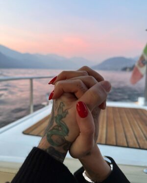 Fedez Instagram - Quando vi succede qualcosa di fortemente traumatico nella vita (come una grave malattia o un grande lutto) abbiate cura della vostra salute mentale ed emotiva e non trascurate le vostre emozioni ne quelle delle persone che vi stanno accanto.
Un abbraccio 
Federico