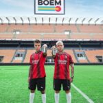 Fedez Instagram - @drinkboem è sponsor ufficiale di @acmilan 🏟️ IL DIAVOLO BEVE BOEM 🔥 #DRINKBOEM Prodotto vietato ai minori di 18 anni. Bevi responsabilmente.