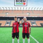 Fedez Instagram – @drinkboem è sponsor ufficiale di @acmilan 🏟️
IL DIAVOLO BEVE BOEM 🔥
#DRINKBOEM

Prodotto vietato ai minori di 18 anni. Bevi responsabilmente.