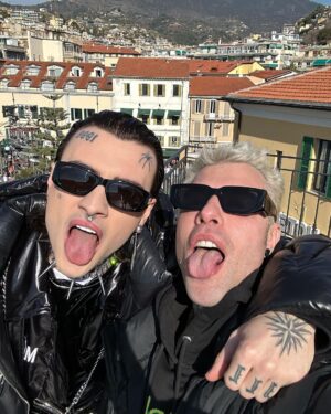 Fedez Instagram - Congratulazioni a tutti gli amici artisti di questo Festival, vi voglio profondamente bene. Sono veramente felice per voi, godetevi questo meritato momento di gloria. 
Che l’amore trionfi sempre e comunque 💖
