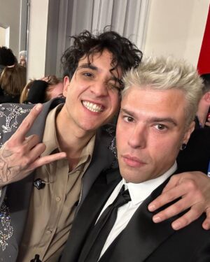 Fedez Instagram - Congratulazioni a tutti gli amici artisti di questo Festival, vi voglio profondamente bene. Sono veramente felice per voi, godetevi questo meritato momento di gloria. 
Che l’amore trionfi sempre e comunque 💖