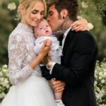 Fedez Instagram – 7 anni insieme, 5 anni di matrimonio.
In salute e in malattia, fra la luce e in mezzo al buio sempre accanto a me ❤️