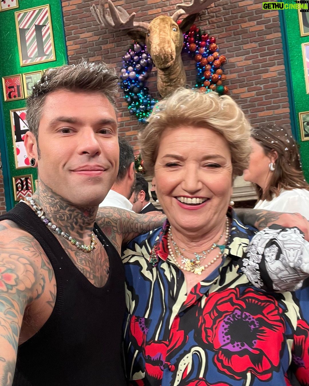 Fedez Instagram - Buone feste da #LOLXmasSpecial disponibile su @primevideoit 🎄❤️