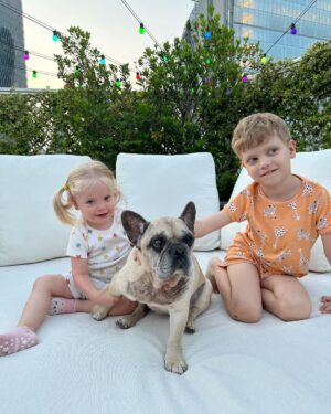 Fedez Instagram - Sei stata parte della nostra famiglia e forse qualcosa di più. 
Inconsapevolmente sei stata il motivo per cui io e la mamma ci siamo conosciuti, “il cane di Chiara Ferragni ha il papillon di Vuitton” e così quasi per gioco sei sempre stata al nostro fianco in questi 7 anni.
Eri con noi quando è nato Leo, eri con noi quando è nata Vittoria. Tu eri noi.
Il nostro ultimo abbraccio alla nostra prima bimba.
Ciao Mati, ci manchi già ❤️