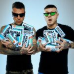 Fedez Instagram - È nato @drinkboem Il nostro Hard Seltzer, @thelazzinho Dopo un anno di assaggi e brainstorming per creare un prodotto innovativo e fresco, ci siamo. BOEM è un drink in lattina, leggermente alcolico e con poche calorie, orgogliosamente made in Italy. Il primo gusto che lanceremo a Giugno è zenzero. Seguiteci sulla pagina @drinkboem per non perdere nessun aggiornamento. COMING SOON #DRINKBOEM Prodotto vietato ai minori di 18 anni. Bevi responsabilmente.