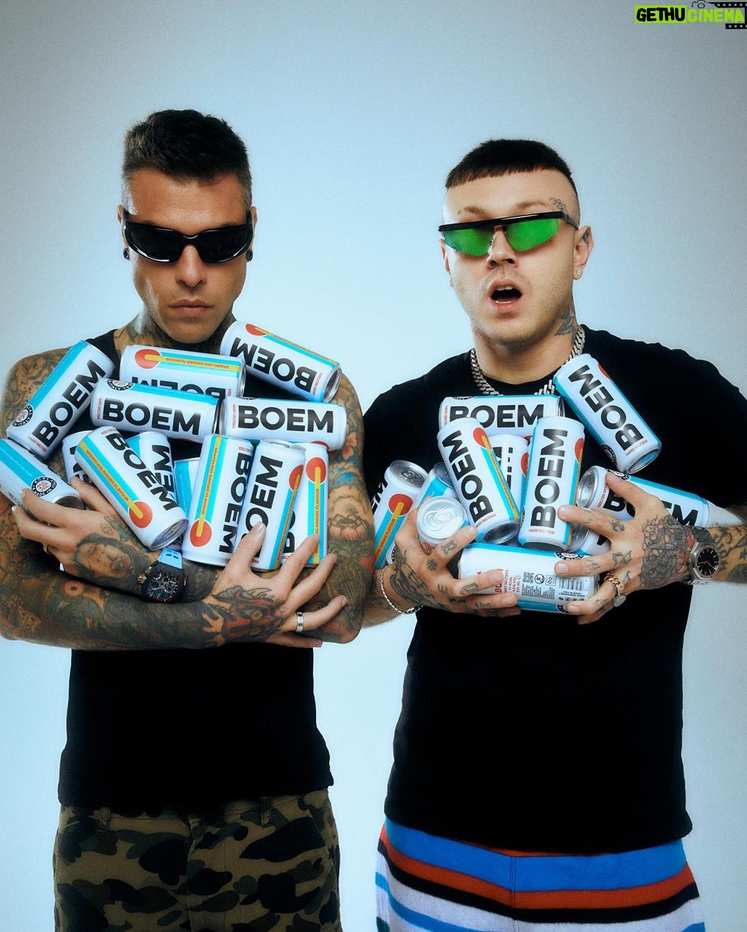 Fedez Instagram - È nato @drinkboem Il nostro Hard Seltzer, @thelazzinho Dopo un anno di assaggi e brainstorming per creare un prodotto innovativo e fresco, ci siamo. BOEM è un drink in lattina, leggermente alcolico e con poche calorie, orgogliosamente made in Italy. Il primo gusto che lanceremo a Giugno è zenzero. Seguiteci sulla pagina @drinkboem per non perdere nessun aggiornamento. COMING SOON #DRINKBOEM Prodotto vietato ai minori di 18 anni. Bevi responsabilmente.