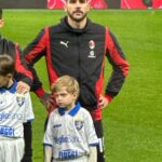Fedez Instagram - Lello in campo a San Siro e la Vitto presa male 🏟️ Milano Stadio San Siro