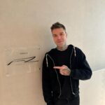 Fedez Instagram - Ricordo la prima volta che andai a far visita ai bambini e alle bambine del centro Tog, conoscere famiglie disposte a viaggiare centinaia di chilometri per regalare un futuro ai proprio figli verso un luogo fatto di speranza ma anche di tanta gioia. Fino a ieri il Centro Tog poteva prendersi cura di un centinaio di bambini con problematiche neurologie complesse, ebbene da oggi grazie all’inaugurazione del nuovo centro tutti i bambini che fino ad oggi erano in lista d’attesta potranno essere accolti senza problemi. Sono emozionato, orgoglioso e tanto tanto grato di aver dedicato un anno e mezzo a questa causa. È stato il primo grande obbiettivo della Fondazione Fedez: raccogliere fondi e far conoscere la realtà di Tog a tutta Italia. Felice di essere riuscito a donare quasi 600 mila euro a questa inestimabile realtà, felice di aver visto nascere da un cumulo di macerie il nuovo centro Tog che ad oggi non solo riuscirà ad aiutare più bambini ma fornirà cure e servizi all’avanguardia in cui non esistono eguali in tutta Europa. Guardo la targa di ringraziamento alla Fondazione Fedez e mi sento di ringraziare io Antonia e tutto lo staff di Tog per avermi arricchito umanamente e per avermi coinvolto in questa magica iniziativa. “La bellezza è analgesica” dice Antonia e io sottoscrivo. Chiunque abbia una patologia non deve essere privato della bellezza e il nuovo centro Tog è la cos’è più bella che la città di Milano potesse desiderare. Grazie ❤️ Milan, Italy