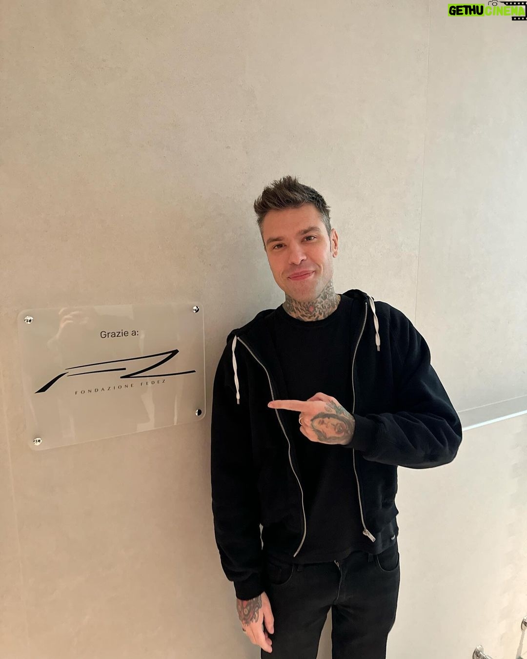 Fedez Instagram - Ricordo la prima volta che andai a far visita ai bambini e alle bambine del centro Tog, conoscere famiglie disposte a viaggiare centinaia di chilometri per regalare un futuro ai proprio figli verso un luogo fatto di speranza ma anche di tanta gioia. Fino a ieri il Centro Tog poteva prendersi cura di un centinaio di bambini con problematiche neurologie complesse, ebbene da oggi grazie all’inaugurazione del nuovo centro tutti i bambini che fino ad oggi erano in lista d’attesta potranno essere accolti senza problemi. Sono emozionato, orgoglioso e tanto tanto grato di aver dedicato un anno e mezzo a questa causa. È stato il primo grande obbiettivo della Fondazione Fedez: raccogliere fondi e far conoscere la realtà di Tog a tutta Italia. Felice di essere riuscito a donare quasi 600 mila euro a questa inestimabile realtà, felice di aver visto nascere da un cumulo di macerie il nuovo centro Tog che ad oggi non solo riuscirà ad aiutare più bambini ma fornirà cure e servizi all’avanguardia in cui non esistono eguali in tutta Europa. Guardo la targa di ringraziamento alla Fondazione Fedez e mi sento di ringraziare io Antonia e tutto lo staff di Tog per avermi arricchito umanamente e per avermi coinvolto in questa magica iniziativa. “La bellezza è analgesica” dice Antonia e io sottoscrivo. Chiunque abbia una patologia non deve essere privato della bellezza e il nuovo centro Tog è la cos’è più bella che la città di Milano potesse desiderare. Grazie ❤️ Milan, Italy