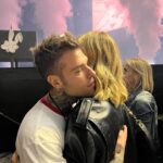 Fedez Instagram - I Blink 182 hanno rappresentato un’infinità di cose nella mia vita: sono stati il mio primo concerto in quinta elementare, sono stati la colonna sonora della mia adolescenza e il motivo per il quale ho iniziato a fare musica (ora sapete con chi prendervela 😅). Poi un giorno durante una diretta twitch di Mark, I miei fan gli scrivono e da quel momento inizia la nostra conoscenza fatta di sporadici messaggi su Instagram. A Giugno del 2021 Mark comunica di dover affrontare un linfoma al quarto stadio, mi si spezza il cuore e mai avrei immaginato di trovarmi in una situazione simile ad un anno di distanza. Prima di operarmi per il tumore al pancreas stringo fra le mani l’album di Enema of the State autografato da Mark, lui mi scrive costantemente per sapere come io stia. Si crea una sorta di legame fra di noi, forse perché inconsapevolmente sappiamo di essere due sopravvissuti. Ci conosciamo di persona qualche mese dopo l’operazione, ci salutiamo sapendo che a ottobre 2023 ci saremmo rivisti al loro concerto a Bologna. Purtroppo il 28 settembre vengo ricoverato e dimesso proprio il giorno del concerto, non sono nelle condizioni di poter uscire di casa. Il dottore mi fa una promessa però:” se i tuoi esami del sangue sono accettabili puoi andare al concerto dei Blink il giorno del tuo compleanno a Manchester”. Ed eccomi qua, di fronte al palco ad ascoltare Mark raccontare come questo tour lo abbia salvato dalla depressione della malattia, guardo mia moglie e le stringo la mano, abbiamo entrambi gli occhi lucidi perché sappiamo cosa significhi tutto questo. Un cerchio che si chiude, il compleanno più bello di sempre ❤️