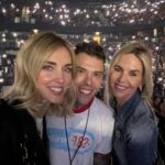 Fedez Instagram - I Blink 182 hanno rappresentato un’infinità di cose nella mia vita: sono stati il mio primo concerto in quinta elementare, sono stati la colonna sonora della mia adolescenza e il motivo per il quale ho iniziato a fare musica (ora sapete con chi prendervela 😅). Poi un giorno durante una diretta twitch di Mark, I miei fan gli scrivono e da quel momento inizia la nostra conoscenza fatta di sporadici messaggi su Instagram. A Giugno del 2021 Mark comunica di dover affrontare un linfoma al quarto stadio, mi si spezza il cuore e mai avrei immaginato di trovarmi in una situazione simile ad un anno di distanza. Prima di operarmi per il tumore al pancreas stringo fra le mani l’album di Enema of the State autografato da Mark, lui mi scrive costantemente per sapere come io stia. Si crea una sorta di legame fra di noi, forse perché inconsapevolmente sappiamo di essere due sopravvissuti. Ci conosciamo di persona qualche mese dopo l’operazione, ci salutiamo sapendo che a ottobre 2023 ci saremmo rivisti al loro concerto a Bologna. Purtroppo il 28 settembre vengo ricoverato e dimesso proprio il giorno del concerto, non sono nelle condizioni di poter uscire di casa. Il dottore mi fa una promessa però:” se i tuoi esami del sangue sono accettabili puoi andare al concerto dei Blink il giorno del tuo compleanno a Manchester”. Ed eccomi qua, di fronte al palco ad ascoltare Mark raccontare come questo tour lo abbia salvato dalla depressione della malattia, guardo mia moglie e le stringo la mano, abbiamo entrambi gli occhi lucidi perché sappiamo cosa significhi tutto questo. Un cerchio che si chiude, il compleanno più bello di sempre ❤️