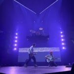 Fedez Instagram - I Blink 182 hanno rappresentato un’infinità di cose nella mia vita: sono stati il mio primo concerto in quinta elementare, sono stati la colonna sonora della mia adolescenza e il motivo per il quale ho iniziato a fare musica (ora sapete con chi prendervela 😅). Poi un giorno durante una diretta twitch di Mark, I miei fan gli scrivono e da quel momento inizia la nostra conoscenza fatta di sporadici messaggi su Instagram. A Giugno del 2021 Mark comunica di dover affrontare un linfoma al quarto stadio, mi si spezza il cuore e mai avrei immaginato di trovarmi in una situazione simile ad un anno di distanza. Prima di operarmi per il tumore al pancreas stringo fra le mani l’album di Enema of the State autografato da Mark, lui mi scrive costantemente per sapere come io stia. Si crea una sorta di legame fra di noi, forse perché inconsapevolmente sappiamo di essere due sopravvissuti. Ci conosciamo di persona qualche mese dopo l’operazione, ci salutiamo sapendo che a ottobre 2023 ci saremmo rivisti al loro concerto a Bologna. Purtroppo il 28 settembre vengo ricoverato e dimesso proprio il giorno del concerto, non sono nelle condizioni di poter uscire di casa. Il dottore mi fa una promessa però:” se i tuoi esami del sangue sono accettabili puoi andare al concerto dei Blink il giorno del tuo compleanno a Manchester”. Ed eccomi qua, di fronte al palco ad ascoltare Mark raccontare come questo tour lo abbia salvato dalla depressione della malattia, guardo mia moglie e le stringo la mano, abbiamo entrambi gli occhi lucidi perché sappiamo cosa significhi tutto questo. Un cerchio che si chiude, il compleanno più bello di sempre ❤️