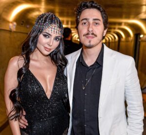 Felipe Castanhari Instagram - Parabéns meu amor! Você merece toda felicidade do mundo! Acho que eu não te agradeço o bastante por tantos ensinamentos bb. Sério, sua resiliência, maneira positiva de enxergar a vida e forma exemplar de lidar com os problemas do dia a dia me fazem querer ser melhor e reclamar menos. Obrigado por ser a companheira perfeita, amo você e amo que dividimos uma vida juntos ❤️