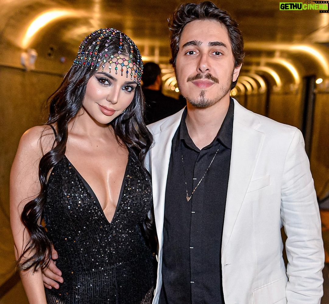 Felipe Castanhari - 95.4K Likes - Parabéns meu amor! Você merece toda felicidade do mundo! Acho que eu não te agradeço o bastante por tantos ensinamentos bb. Sério, sua resiliência, maneira positiva de enxergar a vida e forma exemplar de lidar com os problemas do dia a dia me fazem querer ser melhor e reclamar menos. Obrigado por ser a companheira perfeita, amo você e amo que dividimos uma vida juntos ❤️