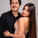 Felipe Castanhari Instagram – Você sabe que nunca fui muito bom em expor sentimentos na internet, na verdade também sou péssimo em expô-los na vida real. Além disso tenho um certo pavor de cair naquelas declarações clichês bem cafonas, já que elas não representam o que eu realmente sinto por você. Então esse ano eu vou citar aqui cinco coisas que eu amo em você e espero que seja o suficiente para demonstrar todo meu amor, se não for, quando você voltar de viagem preparamos juntos os papeis do divórcio, mas eu acho que vai valer a pena. 

1 – Amo que sempre que você faz pipoca, mesmo que eu esteja no meu escritório trabalhando, você leva um pouco pra mim ❤️
2 – Amo que você sempre me acorda trazendo uma de nossas filhas 🐱🐈
3 – Amo que você sempre deixa um chocolatinho pra mim depois do almoço. 
4 – Amo que sempre que você acha uma armadura nova no Zelda você me manda o print com a localização 
5 – Amo que você é a única pessoa no mundo que se preocupa mais com nossas filhas do que eu.

Viu? Falei que valeria a pena! 
Feliz dia dos namorados meu amor. Te amo ❤️ 

PS: Quando eu digo filhas, a Nyvi sabe que estou falando de nossas gatinhas. Desculpa aí galera que tem filhos humanos, não quis ofender ninguém.