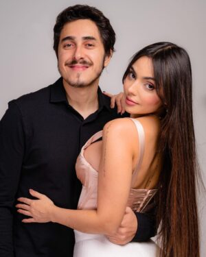 Felipe Castanhari Instagram - Você sabe que nunca fui muito bom em expor sentimentos na internet, na verdade também sou péssimo em expô-los na vida real. Além disso tenho um certo pavor de cair naquelas declarações clichês bem cafonas, já que elas não representam o que eu realmente sinto por você. Então esse ano eu vou citar aqui cinco coisas que eu amo em você e espero que seja o suficiente para demonstrar todo meu amor, se não for, quando você voltar de viagem preparamos juntos os papeis do divórcio, mas eu acho que vai valer a pena. 

1 - Amo que sempre que você faz pipoca, mesmo que eu esteja no meu escritório trabalhando, você leva um pouco pra mim ❤️
2 - Amo que você sempre me acorda trazendo uma de nossas filhas 🐱🐈
3 - Amo que você sempre deixa um chocolatinho pra mim depois do almoço. 
4 - Amo que sempre que você acha uma armadura nova no Zelda você me manda o print com a localização 
5 - Amo que você é a única pessoa no mundo que se preocupa mais com nossas filhas do que eu.

Viu? Falei que valeria a pena! 
Feliz dia dos namorados meu amor. Te amo ❤️ 

PS: Quando eu digo filhas, a Nyvi sabe que estou falando de nossas gatinhas. Desculpa aí galera que tem filhos humanos, não quis ofender ninguém.