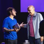 Felipe Castanhari Instagram – Nunca imaginei que a internet me daria a possibilidade de conhecer tantas pessoas incríveis. Eu cresci assistindo o Drauzio, por isso é tão surreal sentar do seu lado pra trocar uma ideia. A trajetória de vida do Drauzio é surreal, são anos ensinando sobre saúde para várias gerações de Brasileiros e eu respeito demais isso. Então, sim, eu estava MUITO nervoso, mas ainda assim foi um papo muito legal. Vale a pena conferir lá no canal do Drauzio. Vou deixar o link nos stories 👊🏻❤️