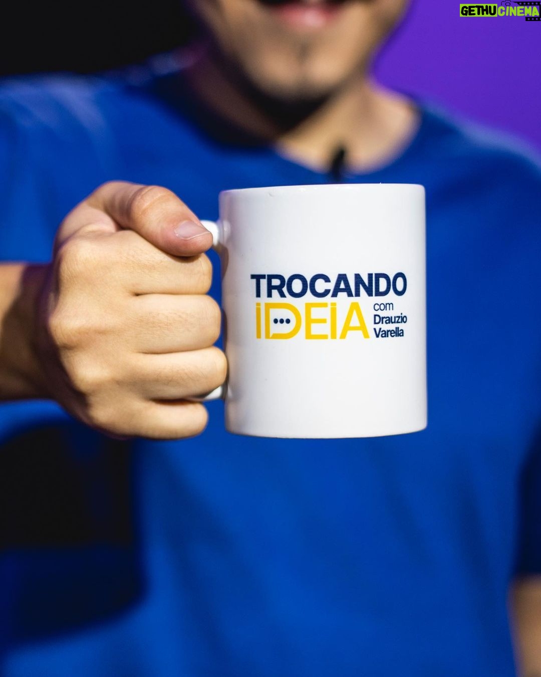 Felipe Castanhari Instagram - Nunca imaginei que a internet me daria a possibilidade de conhecer tantas pessoas incríveis. Eu cresci assistindo o Drauzio, por isso é tão surreal sentar do seu lado pra trocar uma ideia. A trajetória de vida do Drauzio é surreal, são anos ensinando sobre saúde para várias gerações de Brasileiros e eu respeito demais isso. Então, sim, eu estava MUITO nervoso, mas ainda assim foi um papo muito legal. Vale a pena conferir lá no canal do Drauzio. Vou deixar o link nos stories 👊🏻❤️