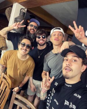 Felipe Castanhari Instagram - O Cocielo reuniu parte do Youtube 2015 para gravar um vídeo que eu sinceramente não achei que conseguiria participar dado meu PÂNICO por aranhas e baratas… Mas né, eu amo muito o Júlio, então corre lá pro Canal Canalha para me assistir passando vergonha 🥴