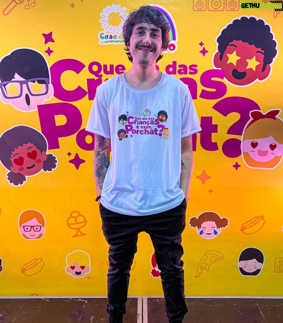 Felipe Castanhari Instagram - Muito feliz de ter conhecido hoje a Casa do Zezinho, um projeto incrível que traz educação e alimentação para crianças e jovens de baixa renda, ajudando a romper as barreiras sociais e econômicas para que eles possam sonhar. A senhora da terceira foto é Dagmar Rivieri, carinhosamente chamada de Tia Dag. Ela que deu origem à Casa do Zezinho nos anos 90. Um baita projeto que depende muito de doações para continuar, por isso quem puder ajudar, com qualquer valor, por favor: PIX: pix@casadozezinho.org.br Parabéns pelo envolvimento e por usar sua influência e imagem para um projeto tão bacana @fabioporchat, conte comigo novamente nos próximos anos! 👊🏻