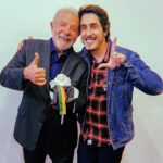Felipe Castanhari Instagram – Ontem, dia 26 de setembro, tive o privilégio não só de conhecer o Presidente Lula, mas também de entregar um boneco que minha sogra, Ana Paixão, fez com muito carinho para ele.

É muito fácil entender porque a Dona Ana, que é bonequeira, gosta tanto do Lula. Foi graças ao Prouni, do Fernando Haddad (Ministro da Educação no governo Lula), que sua filha Nyvi Estephan conseguiu fazer uma faculdade sem desembolsar um centavo. O Prouni mudou a vida da Nyvi e, com isso, hoje ela tem condições de ajudar sua família a ter uma vida melhor. A história da Nyvi é muito parecida com as histórias de mais de 2 milhões de brasileiros que tiveram acesso ao ensino superior graças ao Lula. 

O Brasil não pode mais ser refém do orçamento secreto, das rachadinhas, do negacionismo, das mentiras sem consequências, dos desmanches na cultura, da corrupção, dos 51 imóveis comprados com dinheiro vivo, da censura contra jornalistas, do desmatamento e garimpo ilegais, da intolerância contra minorias e do descaso com os mais de 680 mil mortos pela Covid-19.
Por fim (o mais triste!), nosso país não pode ser refém da fome que, graças ao atual (des)governo, voltou a assolar mais de 33 milhões de brasileiros.

E é por isso que sou Lula no primeiro turno! 

E se você ainda não sabe em quem votar, lembre-se de uma coisa: de TODOS os candidatos concorrendo à presidência, somente UM deles está ameaçando o tempo todo não respeitar o resultado das urnas caso seja derrotado. E esse candidato não é o Ciro, não é a Simone Tebet e nem o Lula… 

Sim, eu estava com medo de demonstrar meu apoio ao Lula justamente pela violência do outro lado,
mas refletindo um pouco eu percebi que já sentimos medo demais nesses últimos 4 anos… por isso, dia 2 meu voto é pra voltarmos a ter esperança e pararmos de sentir medo.

O Brasil pode ser muito melhor!
