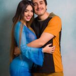 Felipe Castanhari Instagram - Hoje é o aniversário da minha companheira, aliada, parceira, cúmplice, patroa, comparsa, cônjuge ou, como eu normalmente a chamo, bebezão. Mas é muito difícil falar de alguém como a Nyvi, porque são tantos adjetivos que eu nem sei por qual deles poderia começar. Ela me ensina diariamente como ser alguém melhor. Na verdade, ela me completa em todos os sentidos. Por exemplo: eu sou meio esquentadinho, enquanto ela é calma e racional. Sim, tenho que me esforçar muito pra tirar a Nyvi do sério. Mas não é só isso. Eu tenho o hábito de remoer coisas do passado, e a Nyvi me ensina de várias formas que isso não faz bem, e que é sempre melhor olhar para frente. Até no meu gosto musical ela me completa. Passei a gostar de muitas músicas incríveis só por estar por perto da Nyvi enquanto ela ouvia @mariagadu e @caetanoveloso. Nyvi, viver do seu lado me faz alguém melhor. Por mais que eu tenha muitos defeitos, eu sei que hoje sou uma pessoa melhor graças a você. Obrigado por isso, bebezão. Espero que, de alguma forma, eu também faça com que você seja uma pessoa ainda melhor. Te amo, meu amor.