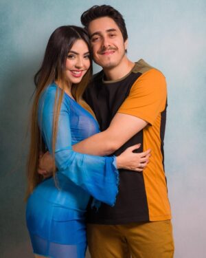 Felipe Castanhari Instagram - Hoje é o aniversário da minha companheira, aliada, parceira, cúmplice, patroa, comparsa, cônjuge ou, como eu normalmente a chamo, bebezão. Mas é muito difícil falar de alguém como a Nyvi, porque são tantos adjetivos que eu nem sei por qual deles poderia começar. Ela me ensina diariamente como ser alguém melhor. Na verdade, ela me completa em todos os sentidos. Por exemplo: eu sou meio esquentadinho, enquanto ela é calma e racional. Sim, tenho que me esforçar muito pra tirar a Nyvi do sério. Mas não é só isso. Eu tenho o hábito de remoer coisas do passado, e a Nyvi me ensina de várias formas que isso não faz bem, e que é sempre melhor olhar para frente. Até no meu gosto musical ela me completa. Passei a gostar de muitas músicas incríveis só por estar por perto da Nyvi enquanto ela ouvia @mariagadu e @caetanoveloso. Nyvi, viver do seu lado me faz alguém melhor. Por mais que eu tenha muitos defeitos, eu sei que hoje sou uma pessoa melhor graças a você. Obrigado por isso, bebezão. Espero que, de alguma forma, eu também faça com que você seja uma pessoa ainda melhor. Te amo, meu amor.