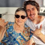 Felipe Castanhari Instagram - E depois de 94 anos nesse planeta, minha vozinha finalmente foi descansar. Uma guerreira que com seus vinte e cinco anos deixou a Ilha da Madeira em Portugal com meu avô - sem praticamente nada - para tentar uma vida melhor aqui no Brasil. Mal ela sabia dos desafios que lhe aguardavam aqui. Poucos anos depois de sua chegada acabou perdendo seu marido vítima de um ataque cardíaco, por isso teve que criar seus 7 filhos completamente sozinha. Mas Dona Conceição era uma mulher de muita fé, e isso foi o que deu forças para que ela seguisse até o final de sua vida. Minha vó era do tipo que não perdia uma missa e gastava boa parte do seu dia rezando por seus filhos e netos. Ela precisava muito dessa fé, porque com o passar dos anos os desafios foram ficando cada vez mais difíceis, mas ela sempre vencia. Se recuperou depois de quebrar o fêmur duas vezes em lugares diferentes, sobreviveu a um AVC, e ainda venceu um câncer de mama. Minha mãe brincava que ela tinha medo de morrer, mas a verdade é que Dona Conceição - graças a sua fé - venceu a corrida da vida chegando aos 95 anos. E agora, depois dessa maratona, ela finalmente vai descansar. Vá em paz vó, aproveite sua cadeira cativa ao lado de Deus, e continue rezando por nós. ❤️