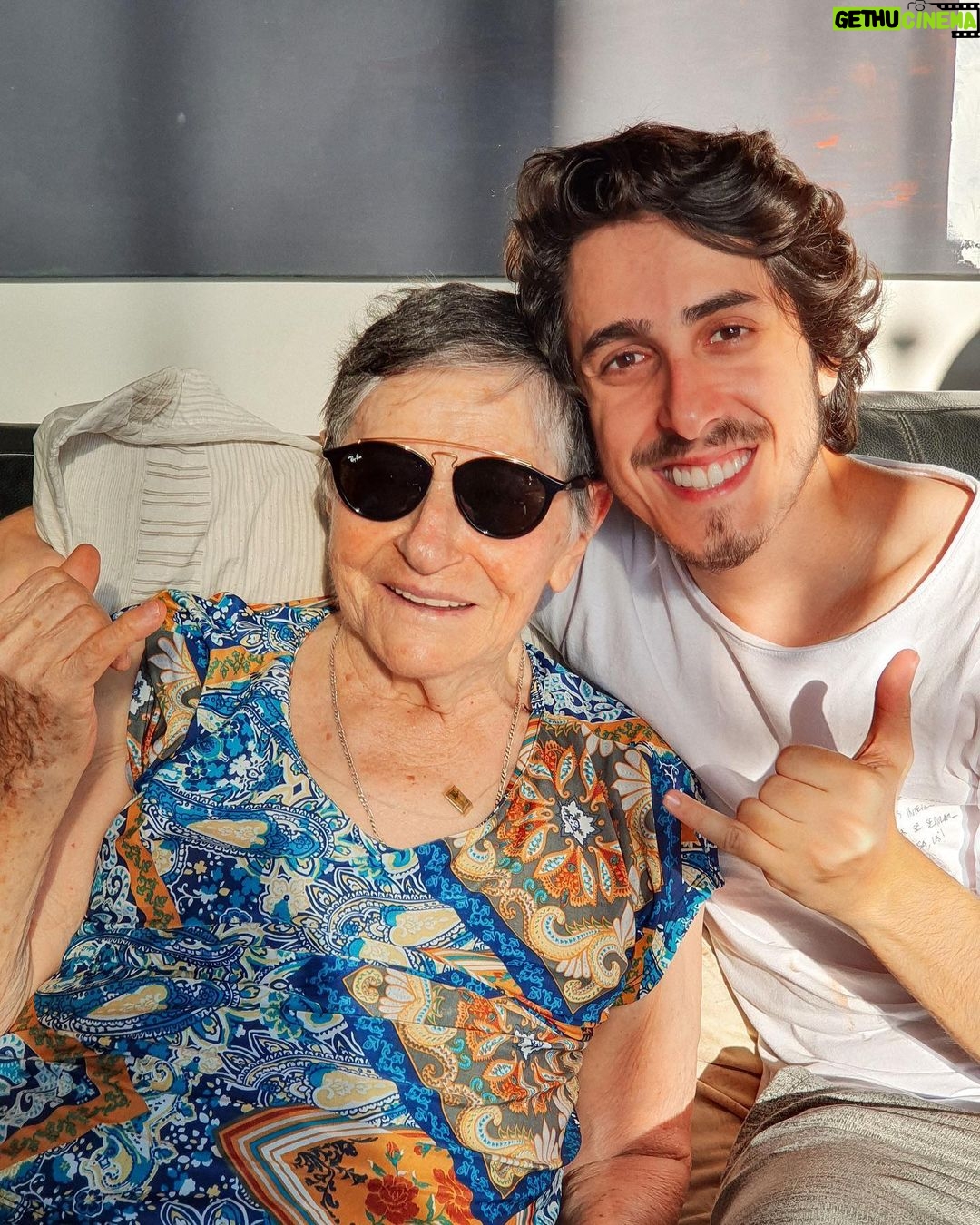 Felipe Castanhari Instagram - E depois de 94 anos nesse planeta, minha vozinha finalmente foi descansar. Uma guerreira que com seus vinte e cinco anos deixou a Ilha da Madeira em Portugal com meu avô - sem praticamente nada - para tentar uma vida melhor aqui no Brasil. Mal ela sabia dos desafios que lhe aguardavam aqui. Poucos anos depois de sua chegada acabou perdendo seu marido vítima de um ataque cardíaco, por isso teve que criar seus 7 filhos completamente sozinha. Mas Dona Conceição era uma mulher de muita fé, e isso foi o que deu forças para que ela seguisse até o final de sua vida. Minha vó era do tipo que não perdia uma missa e gastava boa parte do seu dia rezando por seus filhos e netos. Ela precisava muito dessa fé, porque com o passar dos anos os desafios foram ficando cada vez mais difíceis, mas ela sempre vencia. Se recuperou depois de quebrar o fêmur duas vezes em lugares diferentes, sobreviveu a um AVC, e ainda venceu um câncer de mama. Minha mãe brincava que ela tinha medo de morrer, mas a verdade é que Dona Conceição - graças a sua fé - venceu a corrida da vida chegando aos 95 anos. E agora, depois dessa maratona, ela finalmente vai descansar. Vá em paz vó, aproveite sua cadeira cativa ao lado de Deus, e continue rezando por nós. ❤️