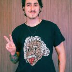 Felipe Castanhari Instagram - Não é por nada não mas a minha nova linha de camisetas do Nostalgia tá MUITO dahora. Temos a estampa Albert Einstein que é feita com os nomes de vários cientistas importantes. E também a estampa do rosto do Nikola Tesla feita dos nomes de suas maiores invenções. Espero que vocês curtam ❤️ E aproveita pra garantir a sua AGORA porque elas estão com 50% de desconto até amanhã (21), é só entrar lá no site da Lolja: www.lolja.com.br/parceiros/nostalgia Deixei o link nos meus stories pra facilitar. Beijos 😗