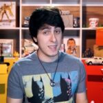 Felipe Castanhari Instagram - Hoje seria o aniversário do maior ícone pop que esse mundo já conheceu. Sua música, dança e legado continuam a inspirar gerações em todo o mundo. Michael pode não estar mais aqui conosco fisicamente, mas sua magia e talento serão eternos. É muito triste e chato viver no mundo do entretenimento e da internet sem Michael Jackson. Fico imaginando o que seria o Michael Jackson no Instagram e Tiktok... imagina ele fazendo o desafio do Moonwalk? 😔