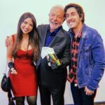 Felipe Castanhari Instagram – Ontem, dia 26 de setembro, tive o privilégio não só de conhecer o Presidente Lula, mas também de entregar um boneco que minha sogra, Ana Paixão, fez com muito carinho para ele.

É muito fácil entender porque a Dona Ana, que é bonequeira, gosta tanto do Lula. Foi graças ao Prouni, do Fernando Haddad (Ministro da Educação no governo Lula), que sua filha Nyvi Estephan conseguiu fazer uma faculdade sem desembolsar um centavo. O Prouni mudou a vida da Nyvi e, com isso, hoje ela tem condições de ajudar sua família a ter uma vida melhor. A história da Nyvi é muito parecida com as histórias de mais de 2 milhões de brasileiros que tiveram acesso ao ensino superior graças ao Lula. 

O Brasil não pode mais ser refém do orçamento secreto, das rachadinhas, do negacionismo, das mentiras sem consequências, dos desmanches na cultura, da corrupção, dos 51 imóveis comprados com dinheiro vivo, da censura contra jornalistas, do desmatamento e garimpo ilegais, da intolerância contra minorias e do descaso com os mais de 680 mil mortos pela Covid-19.
Por fim (o mais triste!), nosso país não pode ser refém da fome que, graças ao atual (des)governo, voltou a assolar mais de 33 milhões de brasileiros.

E é por isso que sou Lula no primeiro turno! 

E se você ainda não sabe em quem votar, lembre-se de uma coisa: de TODOS os candidatos concorrendo à presidência, somente UM deles está ameaçando o tempo todo não respeitar o resultado das urnas caso seja derrotado. E esse candidato não é o Ciro, não é a Simone Tebet e nem o Lula… 

Sim, eu estava com medo de demonstrar meu apoio ao Lula justamente pela violência do outro lado,
mas refletindo um pouco eu percebi que já sentimos medo demais nesses últimos 4 anos… por isso, dia 2 meu voto é pra voltarmos a ter esperança e pararmos de sentir medo.

O Brasil pode ser muito melhor!