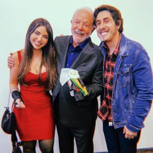 Felipe Castanhari Instagram - Ontem, dia 26 de setembro, tive o privilégio não só de conhecer o Presidente Lula, mas também de entregar um boneco que minha sogra, Ana Paixão, fez com muito carinho para ele.

É muito fácil entender porque a Dona Ana, que é bonequeira, gosta tanto do Lula. Foi graças ao Prouni, do Fernando Haddad (Ministro da Educação no governo Lula), que sua filha Nyvi Estephan conseguiu fazer uma faculdade sem desembolsar um centavo. O Prouni mudou a vida da Nyvi e, com isso, hoje ela tem condições de ajudar sua família a ter uma vida melhor. A história da Nyvi é muito parecida com as histórias de mais de 2 milhões de brasileiros que tiveram acesso ao ensino superior graças ao Lula. 

O Brasil não pode mais ser refém do orçamento secreto, das rachadinhas, do negacionismo, das mentiras sem consequências, dos desmanches na cultura, da corrupção, dos 51 imóveis comprados com dinheiro vivo, da censura contra jornalistas, do desmatamento e garimpo ilegais, da intolerância contra minorias e do descaso com os mais de 680 mil mortos pela Covid-19.
Por fim (o mais triste!), nosso país não pode ser refém da fome que, graças ao atual (des)governo, voltou a assolar mais de 33 milhões de brasileiros.

E é por isso que sou Lula no primeiro turno! 

E se você ainda não sabe em quem votar, lembre-se de uma coisa: de TODOS os candidatos concorrendo à presidência, somente UM deles está ameaçando o tempo todo não respeitar o resultado das urnas caso seja derrotado. E esse candidato não é o Ciro, não é a Simone Tebet e nem o Lula… 

Sim, eu estava com medo de demonstrar meu apoio ao Lula justamente pela violência do outro lado,
mas refletindo um pouco eu percebi que já sentimos medo demais nesses últimos 4 anos… por isso, dia 2 meu voto é pra voltarmos a ter esperança e pararmos de sentir medo.

O Brasil pode ser muito melhor!