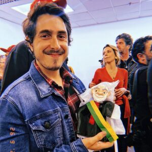Felipe Castanhari Instagram - Ontem, dia 26 de setembro, tive o privilégio não só de conhecer o Presidente Lula, mas também de entregar um boneco que minha sogra, Ana Paixão, fez com muito carinho para ele. É muito fácil entender porque a Dona Ana, que é bonequeira, gosta tanto do Lula. Foi graças ao Prouni, do Fernando Haddad (Ministro da Educação no governo Lula), que sua filha Nyvi Estephan conseguiu fazer uma faculdade sem desembolsar um centavo. O Prouni mudou a vida da Nyvi e, com isso, hoje ela tem condições de ajudar sua família a ter uma vida melhor. A história da Nyvi é muito parecida com as histórias de mais de 2 milhões de brasileiros que tiveram acesso ao ensino superior graças ao Lula. O Brasil não pode mais ser refém do orçamento secreto, das rachadinhas, do negacionismo, das mentiras sem consequências, dos desmanches na cultura, da corrupção, dos 51 imóveis comprados com dinheiro vivo, da censura contra jornalistas, do desmatamento e garimpo ilegais, da intolerância contra minorias e do descaso com os mais de 680 mil mortos pela Covid-19. Por fim (o mais triste!), nosso país não pode ser refém da fome que, graças ao atual (des)governo, voltou a assolar mais de 33 milhões de brasileiros. E é por isso que sou Lula no primeiro turno! E se você ainda não sabe em quem votar, lembre-se de uma coisa: de TODOS os candidatos concorrendo à presidência, somente UM deles está ameaçando o tempo todo não respeitar o resultado das urnas caso seja derrotado. E esse candidato não é o Ciro, não é a Simone Tebet e nem o Lula… Sim, eu estava com medo de demonstrar meu apoio ao Lula justamente pela violência do outro lado, mas refletindo um pouco eu percebi que já sentimos medo demais nesses últimos 4 anos… por isso, dia 2 meu voto é pra voltarmos a ter esperança e pararmos de sentir medo. O Brasil pode ser muito melhor!