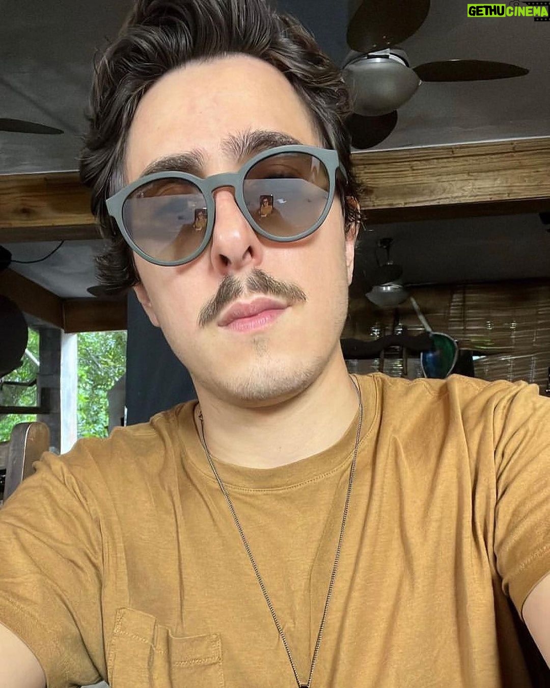 Felipe Castanhari Instagram - Todo dia quando eu acordo e olho para o sol eu espirro. Não é alergia, é uma coisa chamada espirro fótico. A única coisa que sabem sobre o espirro fótico é que ele é uma reação mecânica ligada a determinado gene que pode ser herdado de um dos pais. Quem mais?