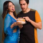 Felipe Castanhari Instagram - Hoje é o aniversário da minha companheira, aliada, parceira, cúmplice, patroa, comparsa, cônjuge ou, como eu normalmente a chamo, bebezão. Mas é muito difícil falar de alguém como a Nyvi, porque são tantos adjetivos que eu nem sei por qual deles poderia começar. Ela me ensina diariamente como ser alguém melhor. Na verdade, ela me completa em todos os sentidos. Por exemplo: eu sou meio esquentadinho, enquanto ela é calma e racional. Sim, tenho que me esforçar muito pra tirar a Nyvi do sério. Mas não é só isso. Eu tenho o hábito de remoer coisas do passado, e a Nyvi me ensina de várias formas que isso não faz bem, e que é sempre melhor olhar para frente. Até no meu gosto musical ela me completa. Passei a gostar de muitas músicas incríveis só por estar por perto da Nyvi enquanto ela ouvia @mariagadu e @caetanoveloso. Nyvi, viver do seu lado me faz alguém melhor. Por mais que eu tenha muitos defeitos, eu sei que hoje sou uma pessoa melhor graças a você. Obrigado por isso, bebezão. Espero que, de alguma forma, eu também faça com que você seja uma pessoa ainda melhor. Te amo, meu amor.