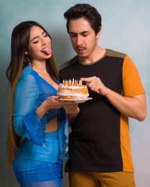 Felipe Castanhari Instagram - Hoje é o aniversário da minha companheira, aliada, parceira, cúmplice, patroa, comparsa, cônjuge ou, como eu normalmente a chamo, bebezão. Mas é muito difícil falar de alguém como a Nyvi, porque são tantos adjetivos que eu nem sei por qual deles poderia começar. Ela me ensina diariamente como ser alguém melhor. Na verdade, ela me completa em todos os sentidos. Por exemplo: eu sou meio esquentadinho, enquanto ela é calma e racional. Sim, tenho que me esforçar muito pra tirar a Nyvi do sério. Mas não é só isso. Eu tenho o hábito de remoer coisas do passado, e a Nyvi me ensina de várias formas que isso não faz bem, e que é sempre melhor olhar para frente. Até no meu gosto musical ela me completa. Passei a gostar de muitas músicas incríveis só por estar por perto da Nyvi enquanto ela ouvia @mariagadu e @caetanoveloso. Nyvi, viver do seu lado me faz alguém melhor. Por mais que eu tenha muitos defeitos, eu sei que hoje sou uma pessoa melhor graças a você. Obrigado por isso, bebezão. Espero que, de alguma forma, eu também faça com que você seja uma pessoa ainda melhor. Te amo, meu amor.
