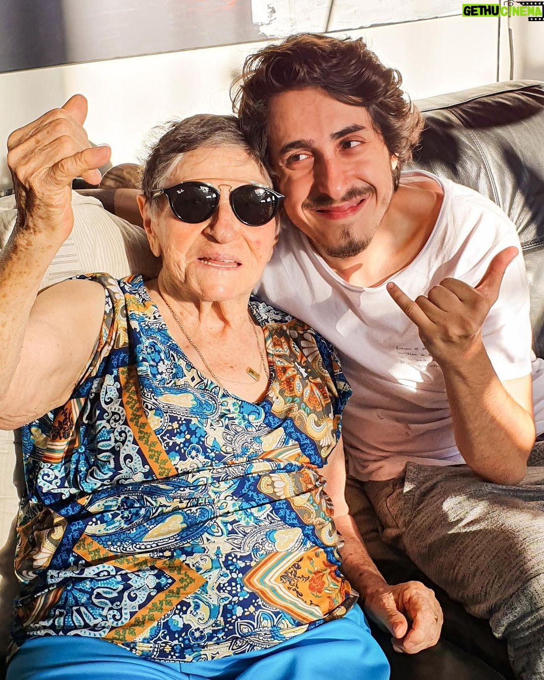 Felipe Castanhari Instagram - E depois de 94 anos nesse planeta, minha vozinha finalmente foi descansar. Uma guerreira que com seus vinte e cinco anos deixou a Ilha da Madeira em Portugal com meu avô - sem praticamente nada - para tentar uma vida melhor aqui no Brasil. Mal ela sabia dos desafios que lhe aguardavam aqui. Poucos anos depois de sua chegada acabou perdendo seu marido vítima de um ataque cardíaco, por isso teve que criar seus 7 filhos completamente sozinha. Mas Dona Conceição era uma mulher de muita fé, e isso foi o que deu forças para que ela seguisse até o final de sua vida. Minha vó era do tipo que não perdia uma missa e gastava boa parte do seu dia rezando por seus filhos e netos. Ela precisava muito dessa fé, porque com o passar dos anos os desafios foram ficando cada vez mais difíceis, mas ela sempre vencia. Se recuperou depois de quebrar o fêmur duas vezes em lugares diferentes, sobreviveu a um AVC, e ainda venceu um câncer de mama. Minha mãe brincava que ela tinha medo de morrer, mas a verdade é que Dona Conceição - graças a sua fé - venceu a corrida da vida chegando aos 95 anos. E agora, depois dessa maratona, ela finalmente vai descansar. Vá em paz vó, aproveite sua cadeira cativa ao lado de Deus, e continue rezando por nós. ❤️