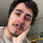 Felipe Castanhari Instagram – Ontem eu e a @nyviestephan perdemos a gatinha mais especial que já viveu nesse planeta, nossa filhinha Ella. Todo mundo que conhecia ela pela primeira vez perguntava: “Mas é Ella o nome?”, e eu sempre explicava que a Nyvi tinha dado o nome em homenagem a uma de suas cantoras preferidas: Ella Fitzgerald. Nossa Ella não cantava, mas sempre que queria um carinho se enrolava em nossas pernas, olhava pra gente com seus enormes olhos azuis e começava a miar, e aquilo, pra mim, era como ouvir minha música preferida.
.
Nossa Ella nos deixou muito cedo, não tinha nem 4 aninhos ainda, por isso dói muito, dói demais, especialmente depois de passar 6 meses morando com ela. 
Eu sempre tive cachorro e por causa disso achava que eles eram mais carinhosos e divertidos do que os gatos. Era um bla bla bla preconceituoso que só poderia vir de alguém que nunca teve um gatinho… como eu era idiota! 
.
E uma das coisas que está fazendo essa perda ser tão dolorida é justamente o fato da Ella ter sido a grande responsável por mudar minha cabeça em relação aos gatos. Ela era uma gatinha amável, carinhosa e muito companheira. Quantas vezes eu estava trabalhando de madrugada no meu escritório e a Ella vinha toda dengosa sentar no meu colo pra me fazer companhia. A Ella me acordava quase todos os dias ronronando na minha cara, era uma das únicas formas deu não acordar mal humorado.
Eu não sei mais o que digitar, tá sendo uma das piores dores que senti nos últimos anos. A gente se apega muito aos nossos animaizinhos né? É como perder um membro da família, dói tanto que eu não consigo parar de chorar…

A Nyvi adotou a Ella recém nascida depois de encontra-la abandonada perto de sua antiga casa, 20 dias depois de perder sua outra gatinha. A Ella veio pra acalmar o coração da Nyvi, mas acabou fazendo MUITO mais que isso. Como eu disse lá em cima, foi a melhor gatinha que já passou por esse planeta. Vamos sentir MUITO sua falta gatinha, obrigado por todo amor que você nos deu 💔🐈