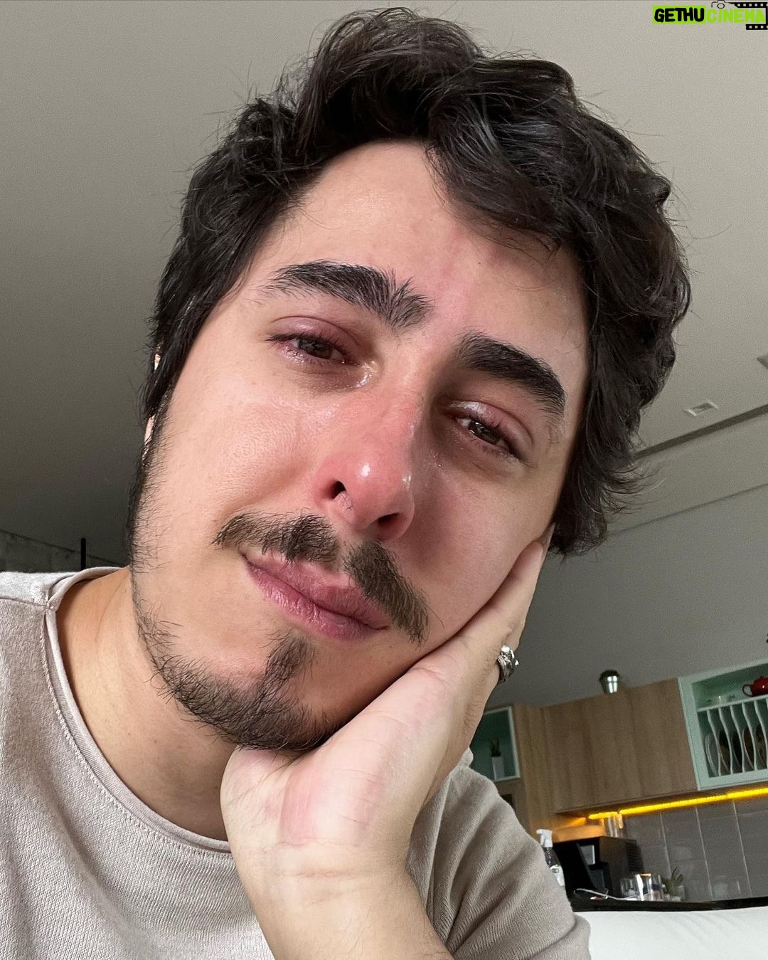 Felipe Castanhari - 90.6K Likes - Ontem eu e a @nyviestephan perdemos a gatinha mais especial que já viveu nesse planeta, nossa filhinha Ella. Todo mundo que conhecia ela pela primeira vez perguntava: “Mas é Ella o nome?”, e eu sempre explicava que a Nyvi tinha dado o nome em homenagem a uma de suas cantoras preferidas: Ella Fitzgerald. Nossa Ella não cantava, mas sempre que queria um carinho se enrolava em nossas pernas, olhava pra gente com seus enormes olhos azuis e começava a miar, e aquilo, pra mim, era como ouvir minha música preferida.
.
Nossa Ella nos deixou muito cedo, não tinha nem 4 aninhos ainda, por isso dói muito, dói demais, especialmente depois de passar 6 meses morando com ela.
Eu sempre tive cachorro e por causa disso achava que eles eram mais carinhosos e divertidos do que os gatos. Era um bla bla bla preconceituoso que só poderia vir de alguém que nunca teve um gatinho… como eu era idiota!
.
E uma das coisas que está fazendo essa perda ser tão dolorida é justamente o fato da Ella ter sido a grande responsável por mudar minha cabeça em relação aos gatos. Ela era uma gatinha amável, carinhosa e muito companheira. Quantas vezes eu estava trabalhando de madrugada no meu escritório e a Ella vinha toda dengosa sentar no meu colo pra me fazer companhia. A Ella me acordava quase todos os dias ronronando na minha cara, era uma das únicas formas deu não acordar mal humorado.
Eu não sei mais o que digitar, tá sendo uma das piores dores que senti nos últimos anos. A gente se apega muito aos nossos animaizinhos né? É como perder um membro da família, dói tanto que eu não consigo parar de chorar…
A Nyvi adotou a Ella recém nascida depois de encontra-la abandonada perto de sua antiga casa, 20 dias depois de perder sua outra gatinha. A Ella veio pra acalmar o coração da Nyvi, mas acabou fazendo MUITO mais que isso. Como eu disse lá em cima, foi a melhor gatinha que já passou por esse planeta. Vamos sentir MUITO sua falta gatinha, obrigado por todo amor que você nos deu 💔🐈